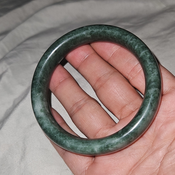 Elegant Green Jade Bracelet - Picture 15 of 16